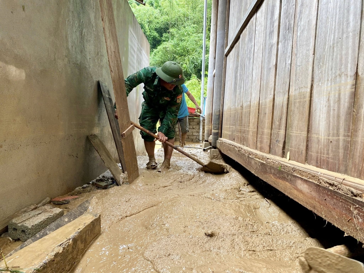 Bùn lũ chưa kịp khô, bước chân người lính đã về cùng dân