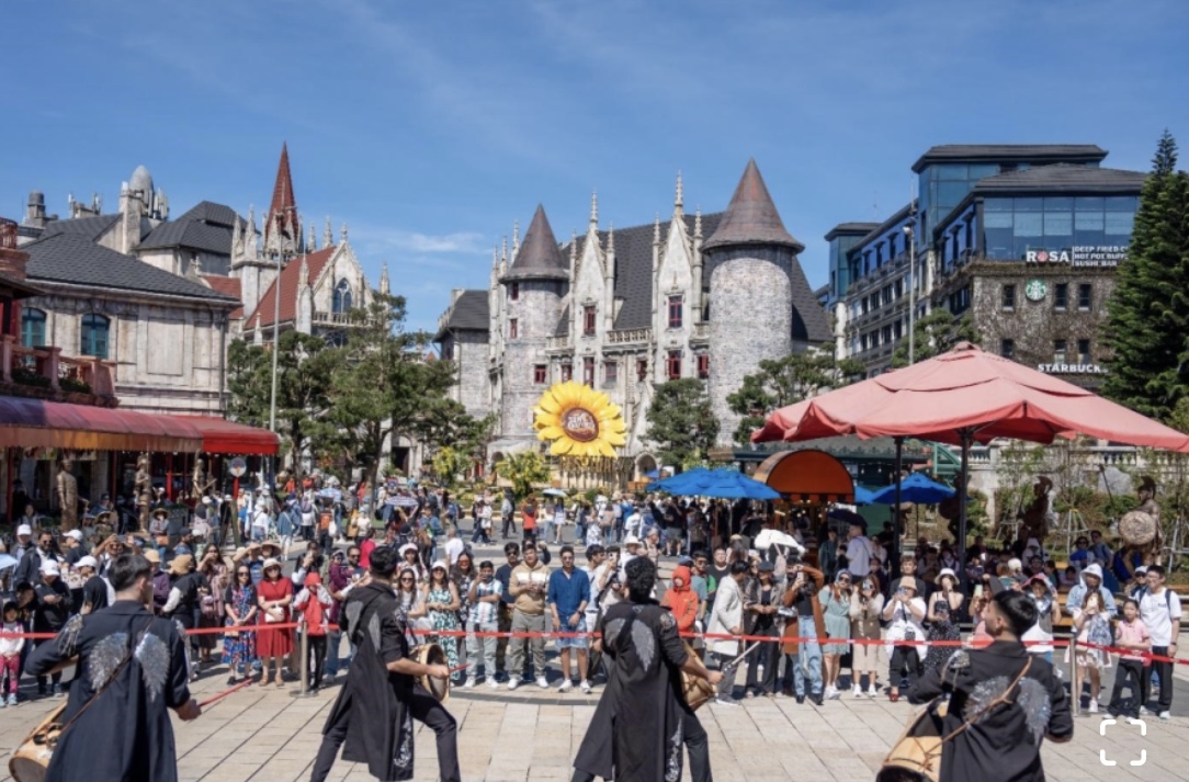 Du lịch dịch vụ đóng góp đáng kể vào tăng trưởng GRDP của thành phố.