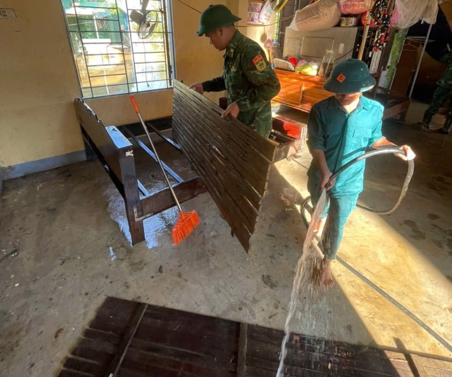 Nước lũ rút để lại bùn đất khắp nơi