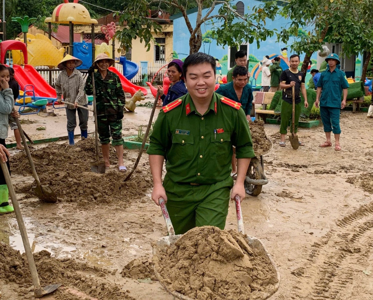 Những nụ cười rạng rỡ trên khuôn mặt ướt đẫm mồ hôi – minh chứng cho tinh thần “vì nhân dân phục vụ”