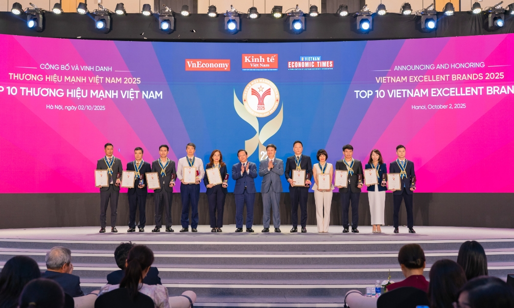Ông Nguyễn Đức Hiển, Phó Trưởng Ban Chính sách, Chiến lược Trung ương và ông Tạ Đình Thi, Phó Chủ nhiệm Ủy ban Khoa học, Công nghệ và Môi trường của Quốc hội, trao chứng nhận cho đại diện TOP 10 Thương hiệu Mạnh Việt Nam được vinh danh. 