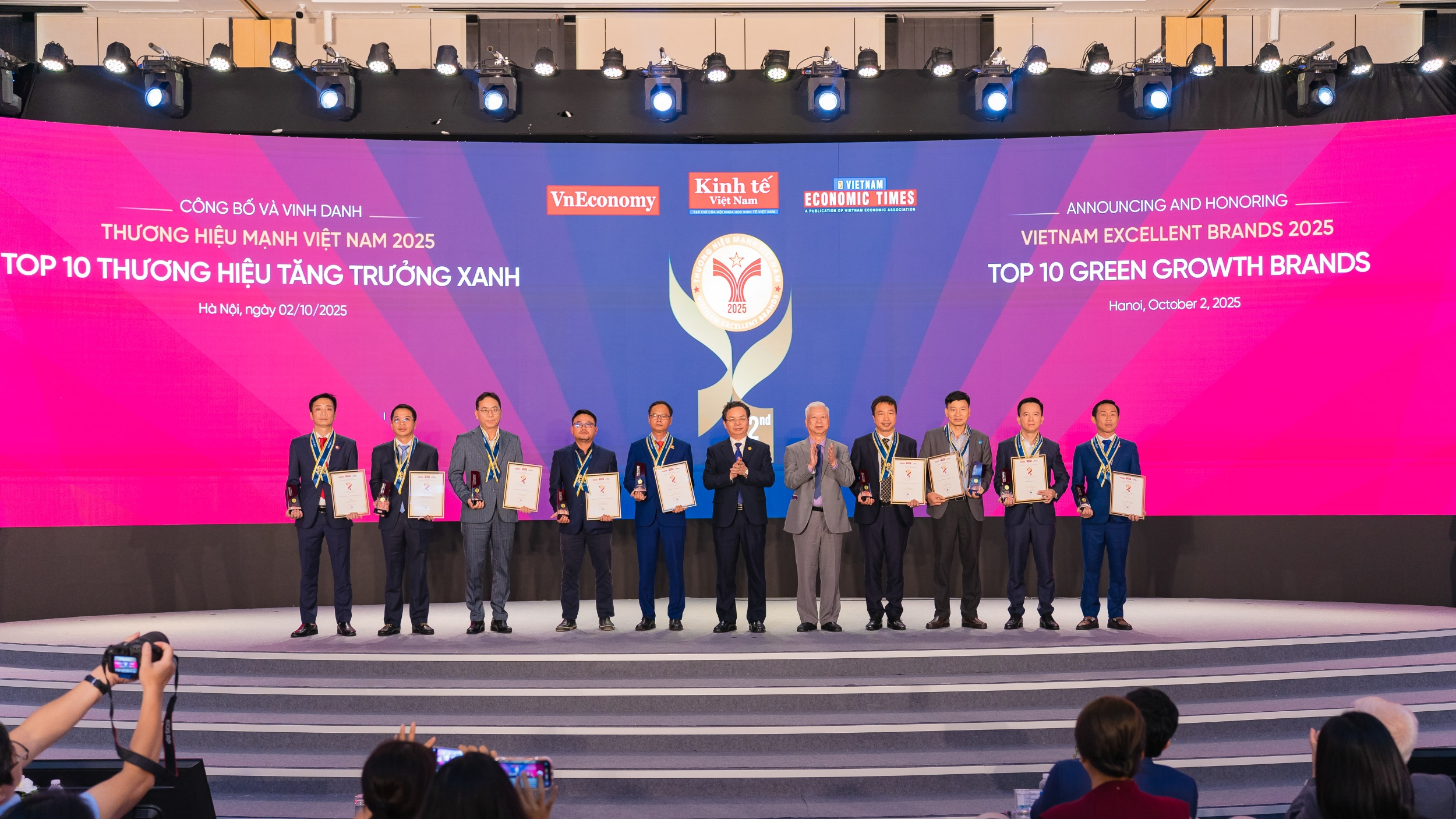 Các doanh nghiệp được vinh danh ở hạng mục Thương hiệu Tăng trưởng Xanh, gồm: Alena Energy; Công ty Cổ phần Dây Cáp điện Việt Nam (CADIVI); Tập đoàn CNCTech; Công ty Cổ phần Đầu tư và Phát triển Bất động sản HUDLAND; Công ty Cổ phần Mía đường Lam Sơn; Công ty Cổ phần Trung tâm Thương mại LOTTE Việt Nam; Công ty Cổ phần Tập đoàn Năng lượng T&T; Công ty Cổ phần Đầu tư Xây dựng VITECCONS; Công ty Yến sào Khánh Hoà.