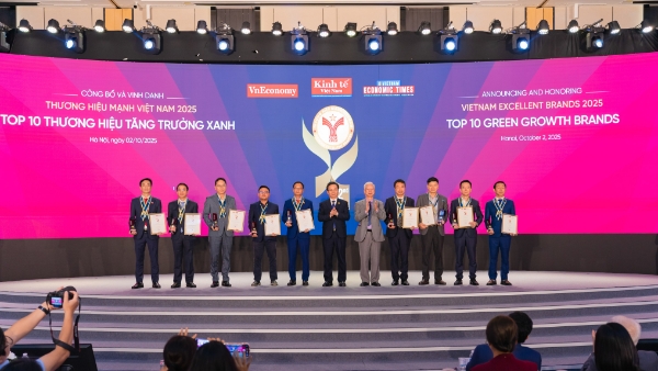 Các doanh nghiệp được vinh danh ở hạng mục Thương hiệu Tăng trưởng Xanh, gồm: Alena Energy; Công ty Cổ phần Dây Cáp điện Việt Nam (CADIVI); Tập đoàn CNCTech; Công ty Cổ phần Đầu tư và Phát triển Bất động sản HUDLAND; Công ty Cổ phần Mía đường Lam Sơn; Công ty Cổ phần Trung tâm Thương mại LOTTE Việt Nam; Công ty Cổ phần Tập đoàn Năng lượng T&T; Công ty Cổ phần Đầu tư Xây dựng VITECCONS; Công ty Yến sào Khánh Hoà.  