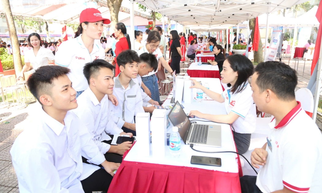 Người lao động được tư vấn, hỗ trợ kết nối việc làm với các doanh nghiệp. Ảnh: Hoàng Huyền.