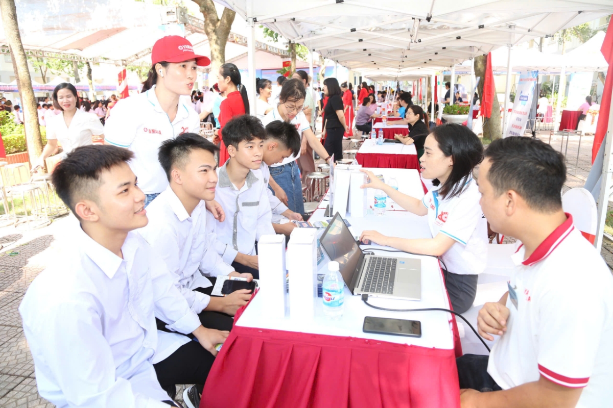 Người lao động được tư vấn, hỗ trợ kết nối việc làm với các doanh nghiệp. Ảnh: Hoàng Huyền.