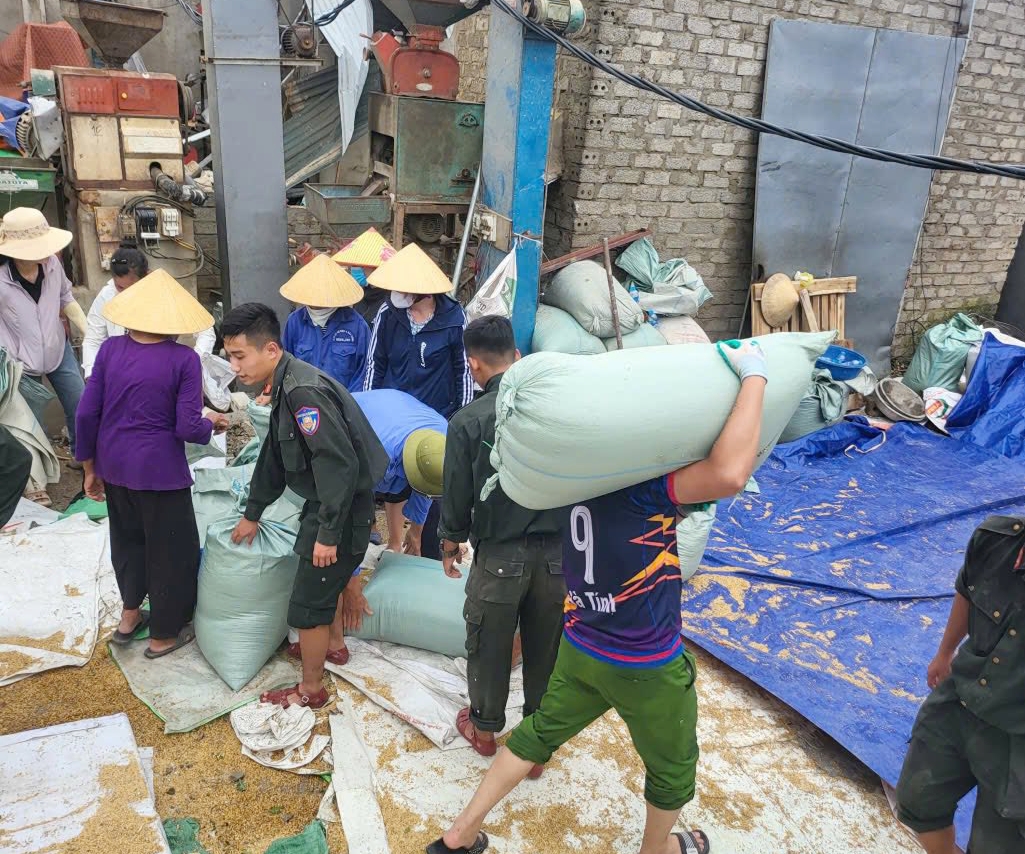 Từ ngày 30/9 đến 3/10/2025, Công an xã Hoằng Phú phối hợp với Tiểu đoàn Cảnh sát cơ động (Bộ Công an) đóng quân tại Thanh Hóa tích cực hỗ trợ người dân sửa chữa nhà cửa, thu dọn các khu vực hư hỏng do lốc xoáy gây ra.