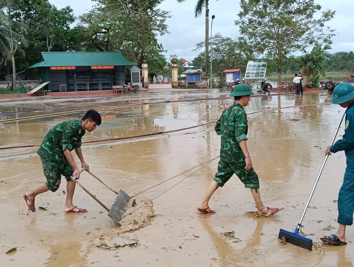 Những vật dụng tự chế để phục vụ việc dọn dẹp bùn đất