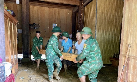 Hình ảnh sắc áo xanh giữa màu bùn đất lũ