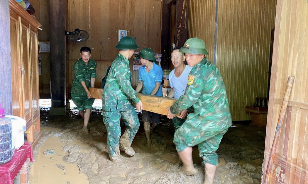 Các chiến sĩ biên phòng Nghệ An nhiều ngày nay cùng bà con nhiều xã miền núi tích cực dọn dẹp vệ sinh nhà cửa, đường sá, khôi phục đời sống.