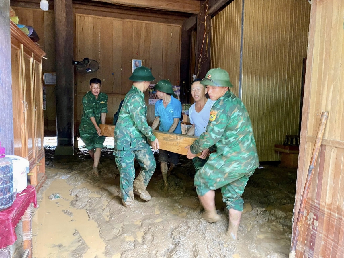 Các chiến sĩ biên phòng Nghệ An nhiều ngày nay cùng bà con nhiều xã miền núi tích cực dọn dẹp vệ sinh nhà cửa, đường sá, khôi phục đời sống.