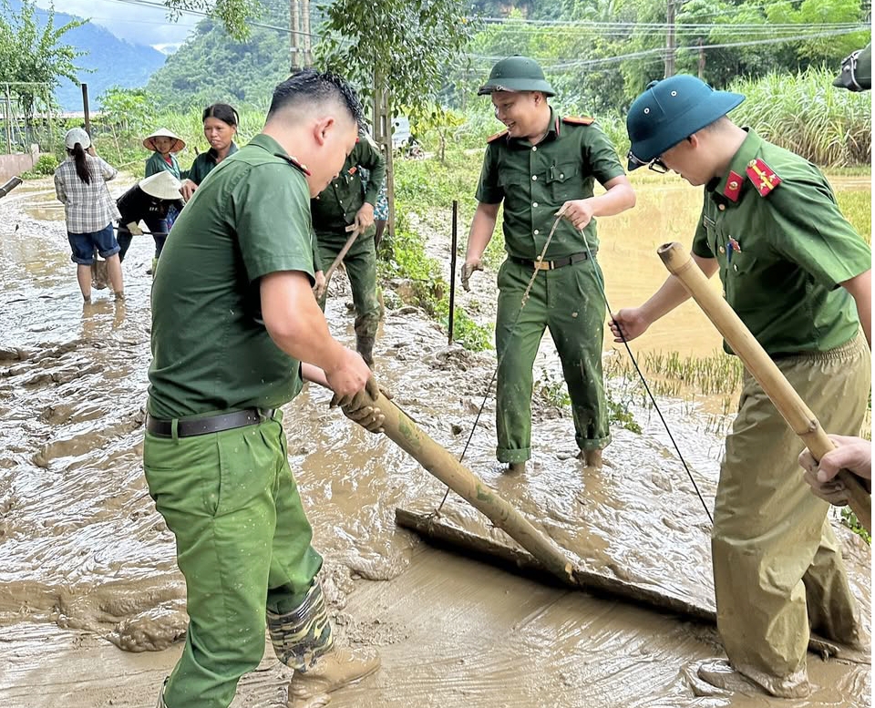 Tại thôn Côn, xã Điền Lư (Thanh Hoá) có 63 hộ với 281 nhân khẩu bị ảnh hưởng bởi ngập lụt. Ngay khi nước rút, Công an xã phối hợp các ngành, đoàn thể khẩn trương hỗ trợ người dân dọn rác, bùn đất, cây đổ và vệ sinh môi trường, giúp bà con đi lại thuận tiện, sớm ổn định cuộc sống.