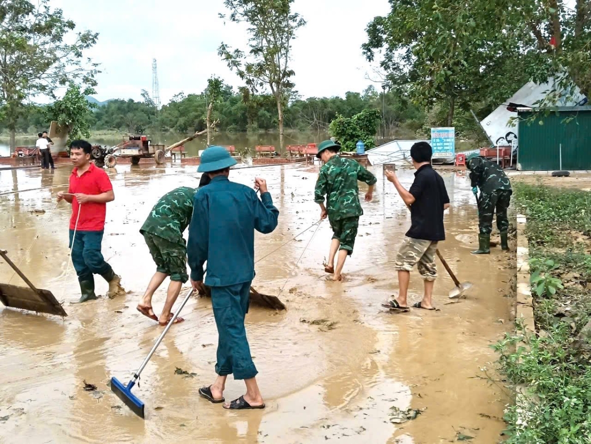 Không chỉ trong nhà, ngoài các ngõ, đường đi khắp nơi đều là bùn đất