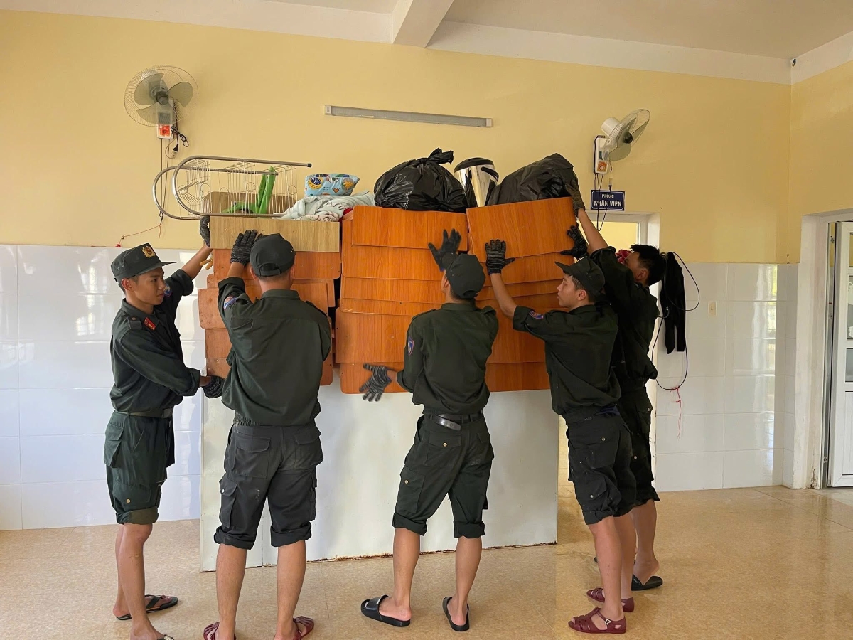 Từng lớp học dần sạch sẽ, khang trang trở lại nhờ bàn tay cần mẫn của lực lượng công an và giáo viên nhà trường