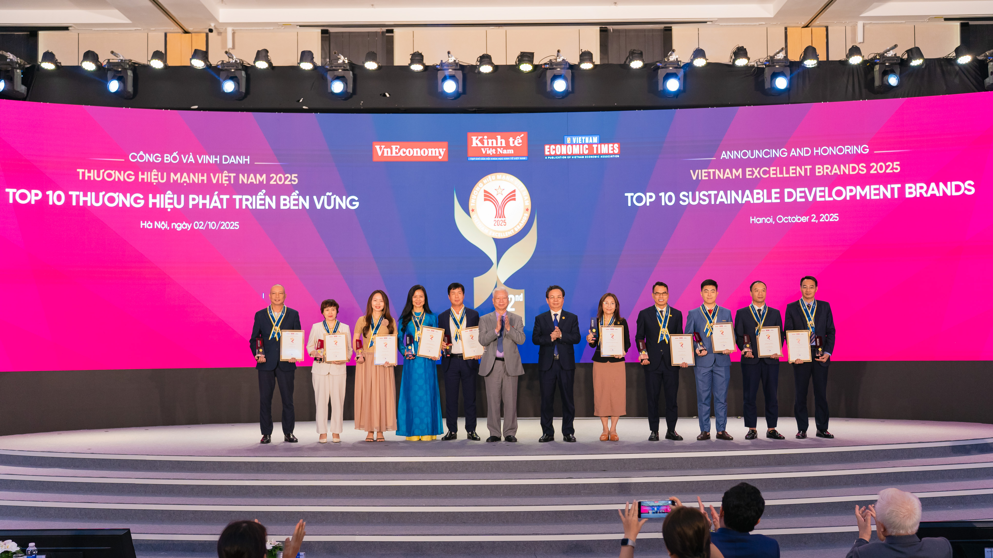 TOP 10 Thương hiệu Phát triển bền vững, bao gồm: Tổng Công ty Cổ phần Bảo hiểm Sài Gòn - Hà Nội; Tập đoàn Bách Việt; Tổng Công ty Cổ phần Đầu tư Phát triển Xây dựng; Công ty Cổ phần Tập đoàn Đạt Phương; Công ty Cổ phần Tập đoàn Hateco; Tập đoàn KN Holdings; Ngân hàng TMCP Nam Á; Ngân hàng TMCP Đông Nam Á (SeABank); Ngân hàng TNHH MTV Standard Chartered (Việt Nam); Công ty Cổ phần Địa ốc Phú Long.