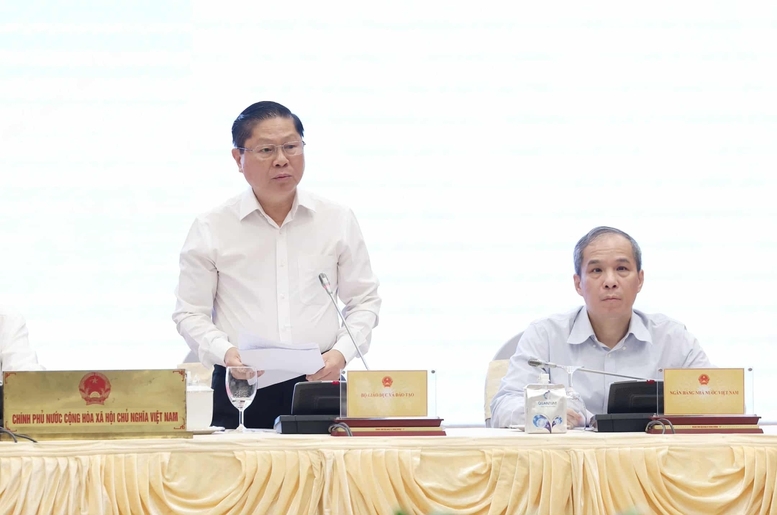 Thứ trưởng Bộ Giáo dục và Đào tạo Lê Tấn Dũng thông tin tại họp báo. Ảnh: VGP.