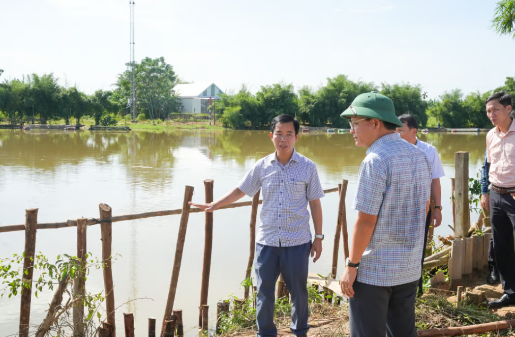 Lãnh đạo thành phố Huế kiểm tra tình trạng sạt lở bờ sông Bồ ảnh hưởng đến nhà ở của người dân.