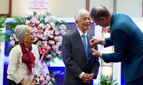 Hai nhà khoa học gốc Việt được Pháp trao giải thưởng cao quý bậc nhất  