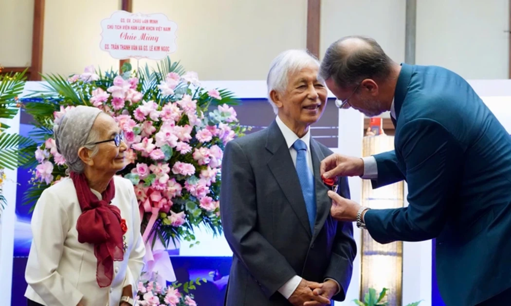 Đại sứ Pháp Olivier Brochet trao Huân chương Bắc đẩu Bội tinh bậc Sĩ quan cho Giáo sư Jean Trần Thanh Vân và Giáo sư Lê Kim Ngọc.