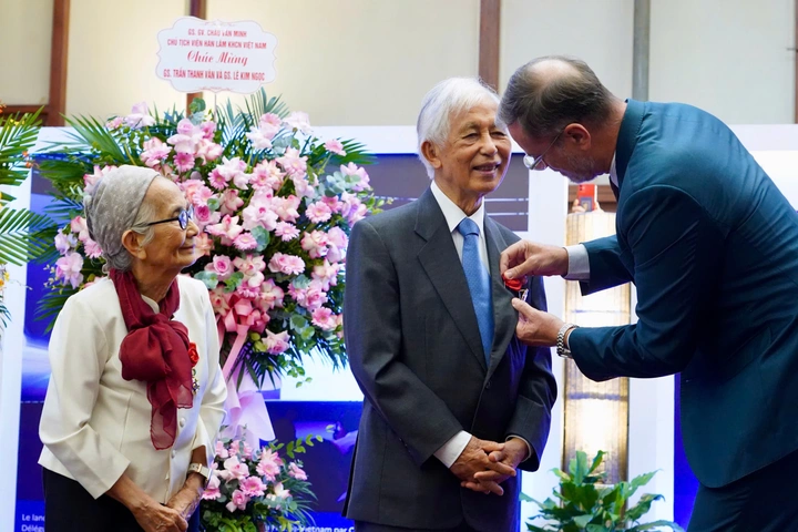Đại sứ Pháp Olivier Brochet trao Huân chương Bắc đẩu Bội tinh bậc Sĩ quan cho Giáo sư Jean Trần Thanh Vân và Giáo sư Lê Kim Ngọc.