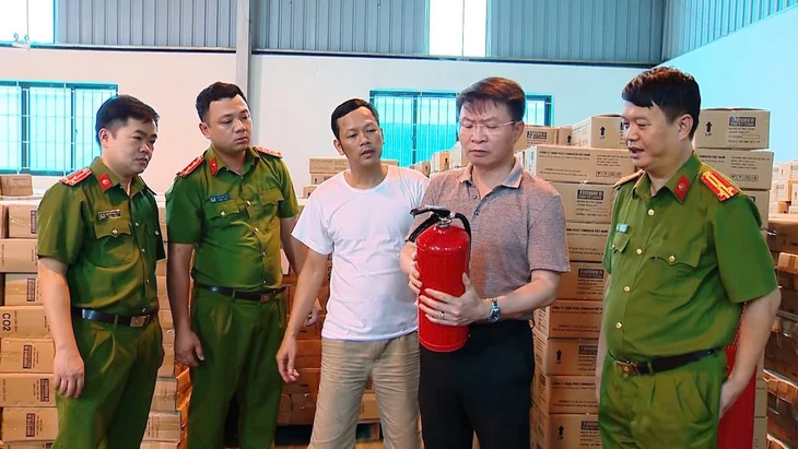 Thiếu tướng Nguyễn Minh Tuấn, Giám đốc Công an tỉnh Phú Thọ (thứ hai từ phải qua), trực tiếp chỉ đạo khám xét xưởng sản xuất và nhà kho công ty - Ảnh: CA Phú Thọ.