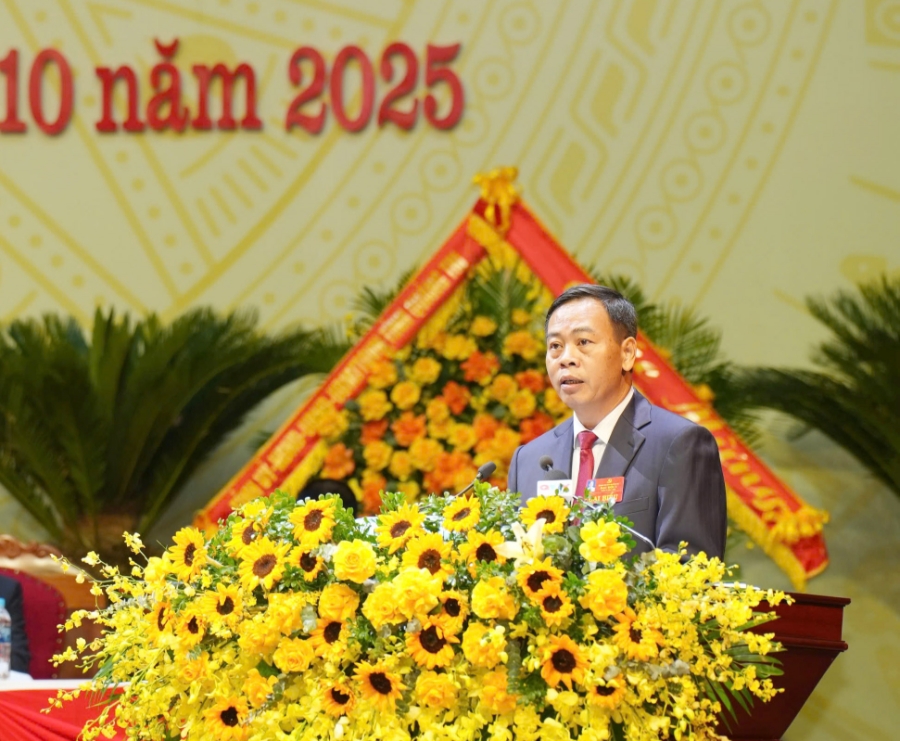 Đồng chí Nguyễn Đăng Quang, Phó Bí thư Tỉnh ủy, Chủ tịch HĐND tỉnh Quảng Trị trình bày Báo cáo chính trị trình Đại hội 