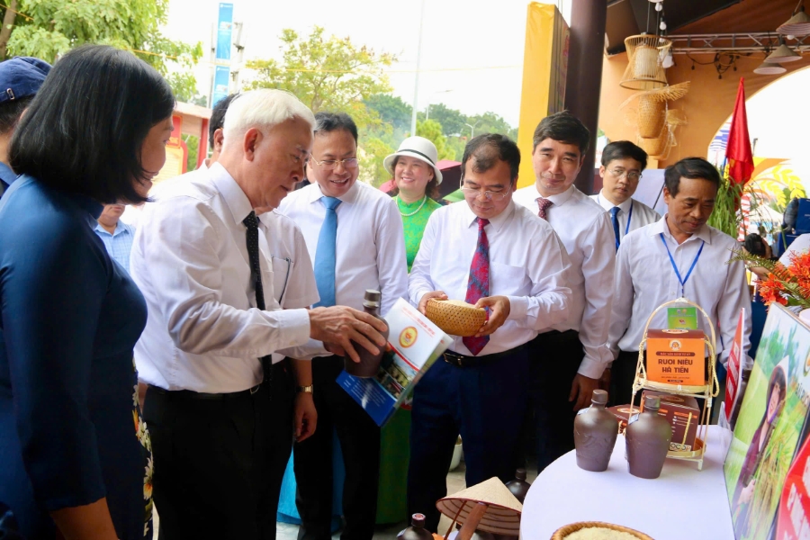 Các đại biểu, du khách thăm quan gian hàng trưng bày sản phẩm OCOP