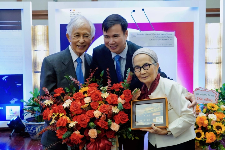 Thứ trưởng Bùi Thế Duy chúc mừng và trân trọng ghi nhận những nỗ lực bền bỉ suốt nhiều thập kỷ của hai nhà khoa học.