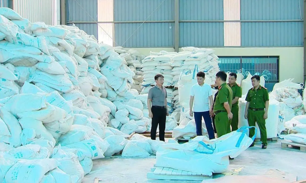 Giám đốc Công an tỉnh Phú Thọ Thiếu tướng Nguyễn Minh Tuấn trực tiếp chỉ đạo lực lượng chức năng tiến hành kiểm tra, khám xét tại kho hàng của công ty TNHH TOMOKEN Việt Nam. Ảnh: CA Phú Thọ.