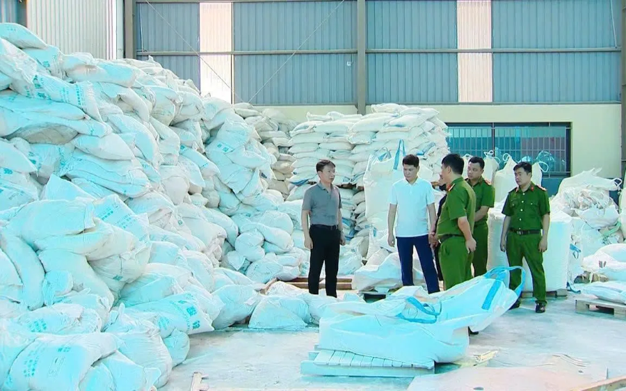 Giám đốc Công an tỉnh Phú Thọ Thiếu tướng Nguyễn Minh Tuấn trực tiếp chỉ đạo lực lượng chức năng tiến hành kiểm tra, khám xét tại kho hàng của công ty TNHH TOMOKEN Việt Nam. Ảnh: CA Phú Thọ.