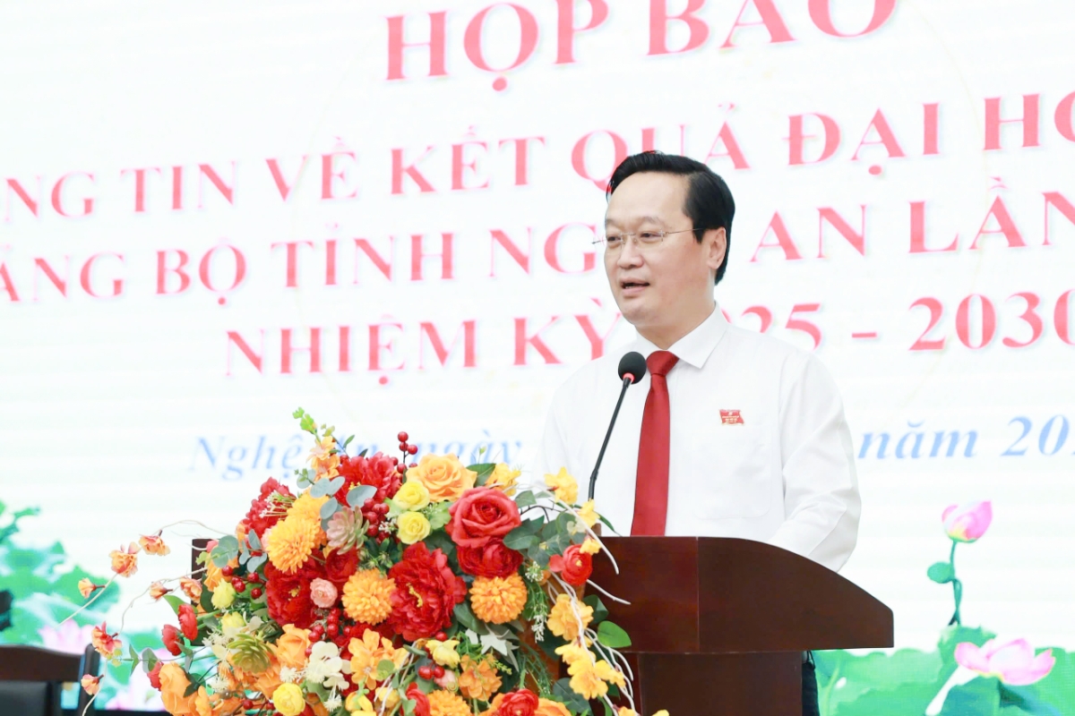 Bí thư Tỉnh ủy Nghệ An Nguyễn Đức Trung phát biểu tại buổi họp báo