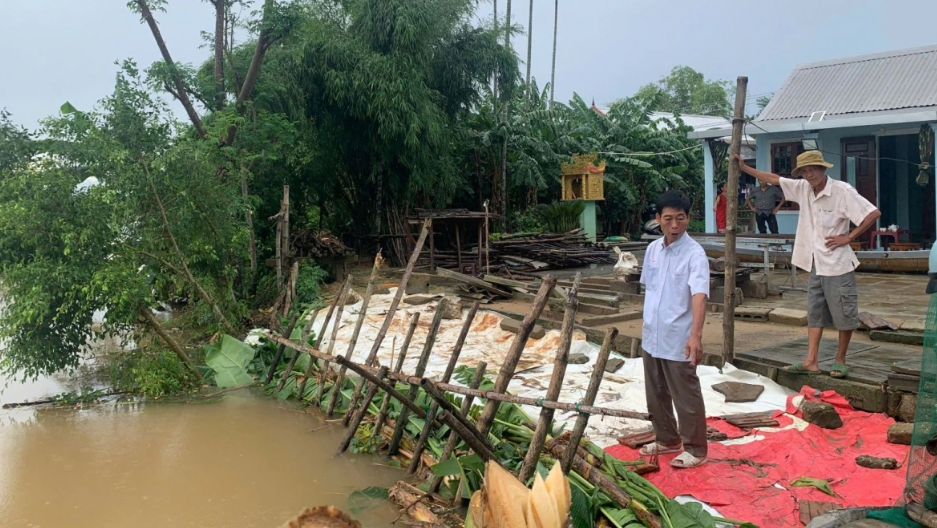 Sạt lở bờ sông lấn sát vào nhà dân tại thôn Niêm Phò, xã Quảng Điền. Ảnh: Lê Hiếu