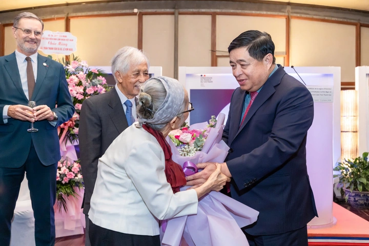 Phó Thủ tướng Nguyễn Chí Dũng đã thay mặt Chính phủ Việt Nam gửi lời chúc mừng, đồng thời bày tỏ sự trân trọng với những nỗ lực suốt nhiều thập kỷ qua của hai nhà khoa học trong việc thúc đẩy hợp tác quốc tế và vun đắp mối quan hệ Việt – Pháp.