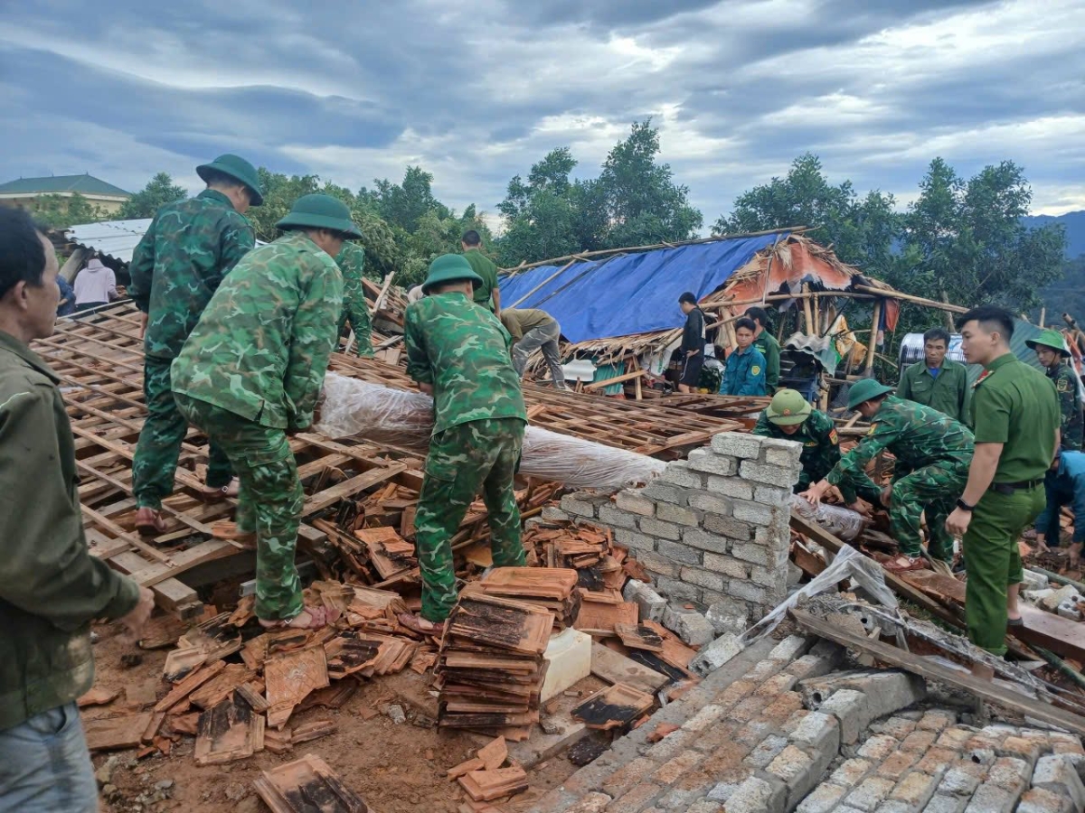 Bộ đội Biên phòng Nghệ An và lực lượng Dân quân, Công an xã thông Thụ giúp các hộ dân dọn dẹp nhà cửa, làm nhà tạm để các hộ dân sinh sống