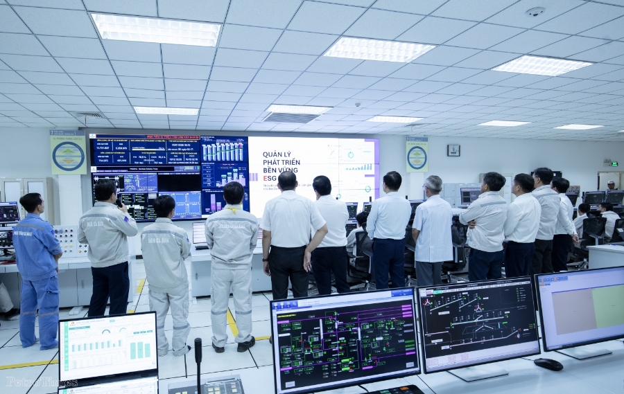 Lãnh đạo Petrovietnam nghe giới thiệu về quy trình vận hành nhà máy thông minh – Nhà máy Đạm Cà Mau.