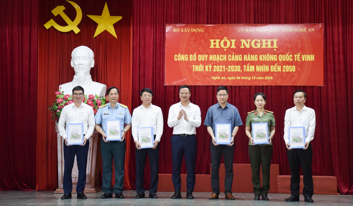 Cục trưởng Cục Hàng không Việt Nam Uông Việt Dũng trao hồ sơ quy hoạch Cảng hàng không quốc tế Vinh cho đại diện các đơn vị liên quan