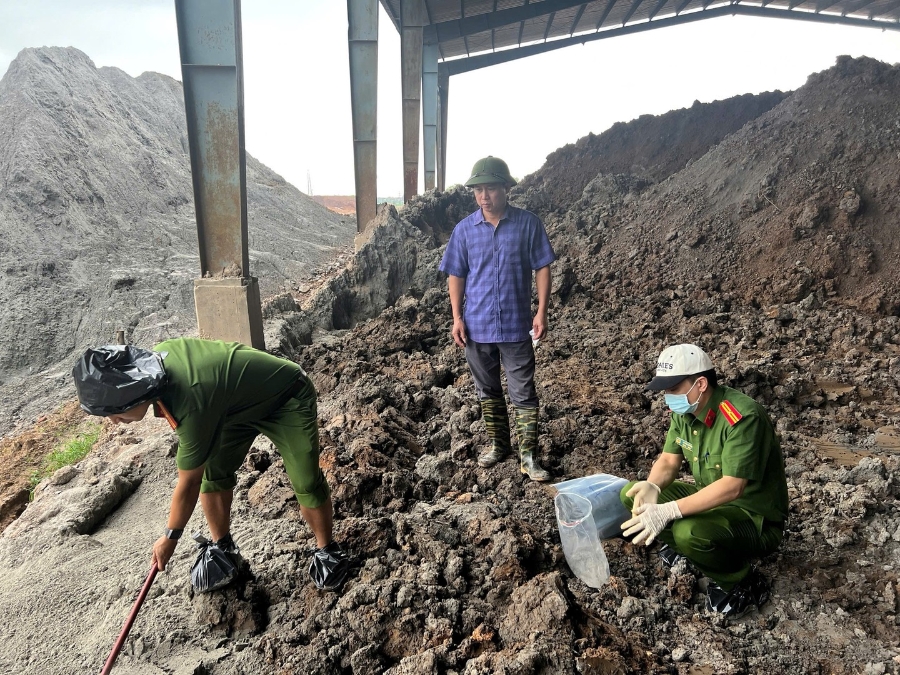 Hiện trường phát hiện chôn lấp chất thải trái phép. Ảnh: Cổng thông tin điện tử Bộ Công an.