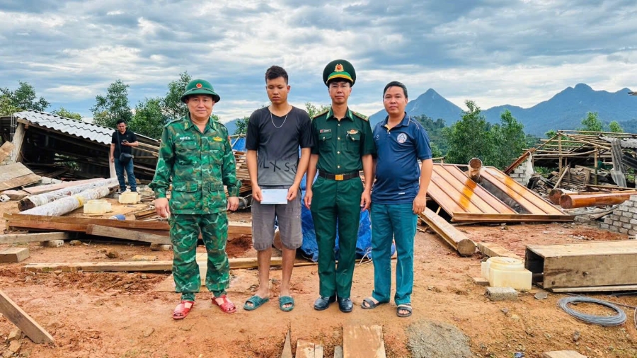 Đồn Biên phòng Thông Thụ trao quà và tiền mặt hỗ trợ ban đầu cho các hộ gia đình bị thiệt hại nặng