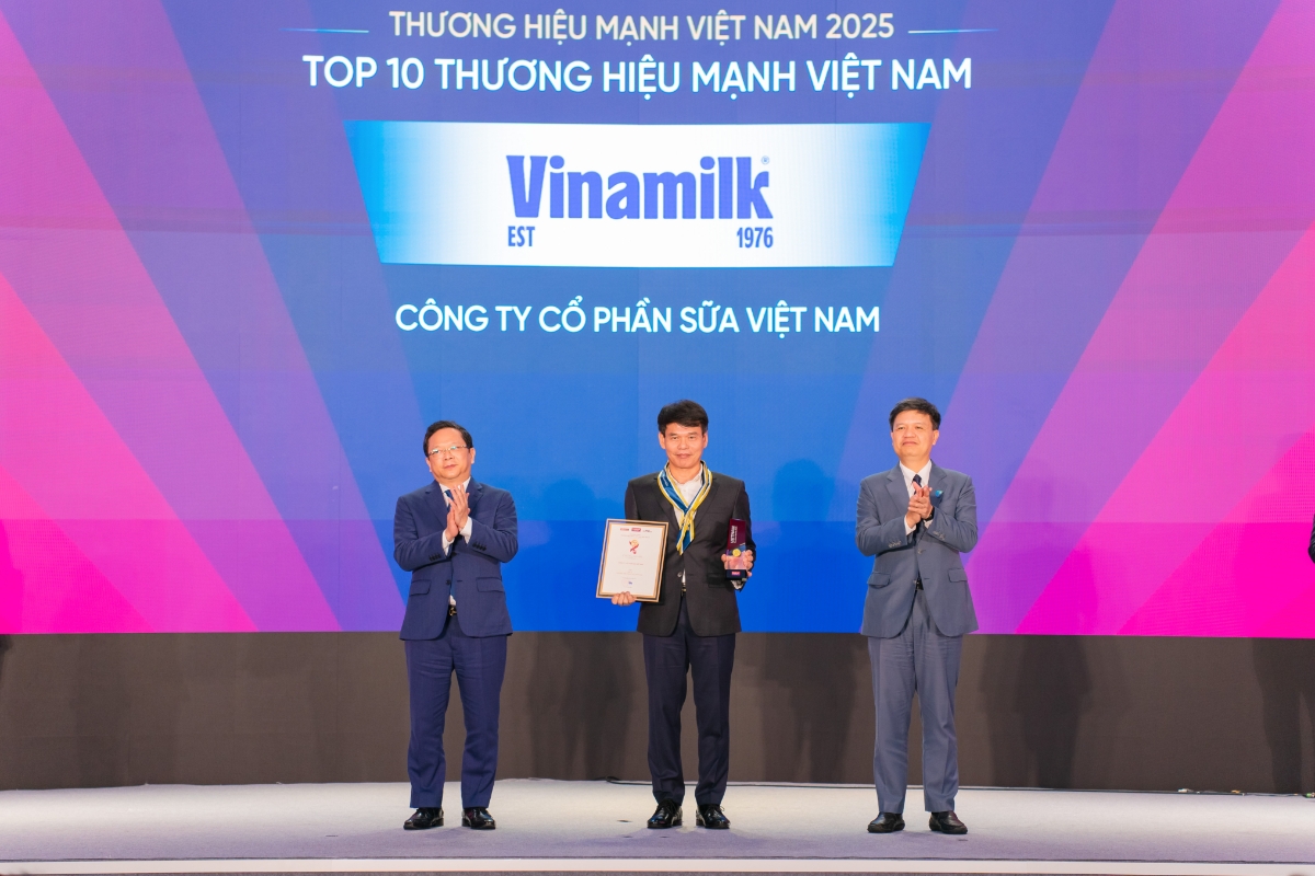 Đại diện Vinamilk - Ông Phạm Tuyên, Giám đốc Chi nhánh Vinamilk Hà Nội - nhận vinh danh Top 10 Thương hiệu Mạnh Việt Nam 2025.