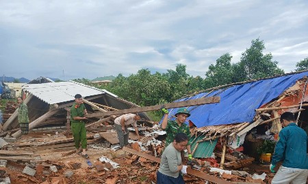 Giông lốc làm tốc mái, hư hỏng nhiều nhà ở Nghệ An và Hà Tĩnh