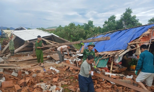 Giông lốc làm tốc mái, hư hỏng nhiều nhà ở Nghệ An và Hà Tĩnh