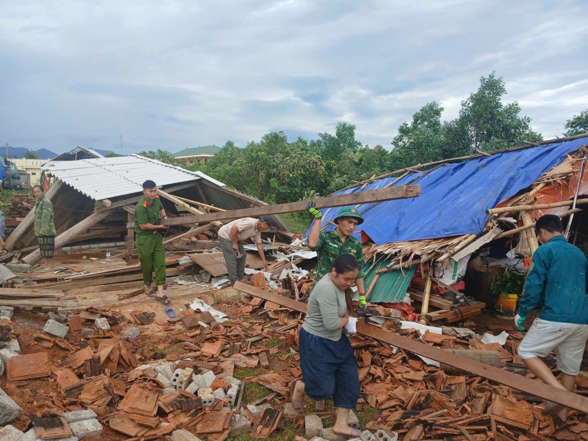 Sáng ngày 6/10, cán bộ, chiến sĩ Đồn Biên phòng Thông Thụ và lực lượng Dân quân, Công an xã thông Thụ giúp Nhân dân khắc phục hậu quả lốc xoáy.