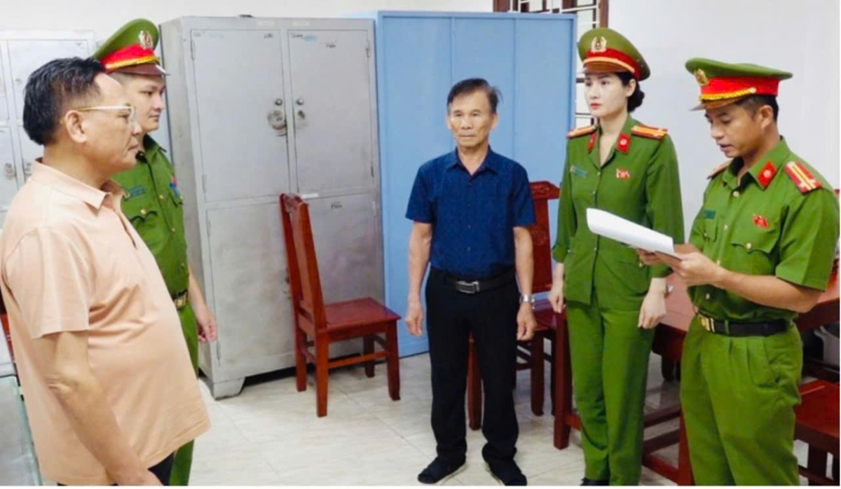 Công an thi hành lệnh bắt khẩn cấp và tạm giữ hình sự ông Cao Tiến Đoan (bìa trái) đêm 29/8 vừa qua.