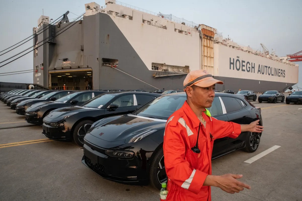 <i>Xe điện chuẩn bị xuất xưởng tại cảng Taicang ở Trung Quốc. Ảnh: Bloomberg.</i>