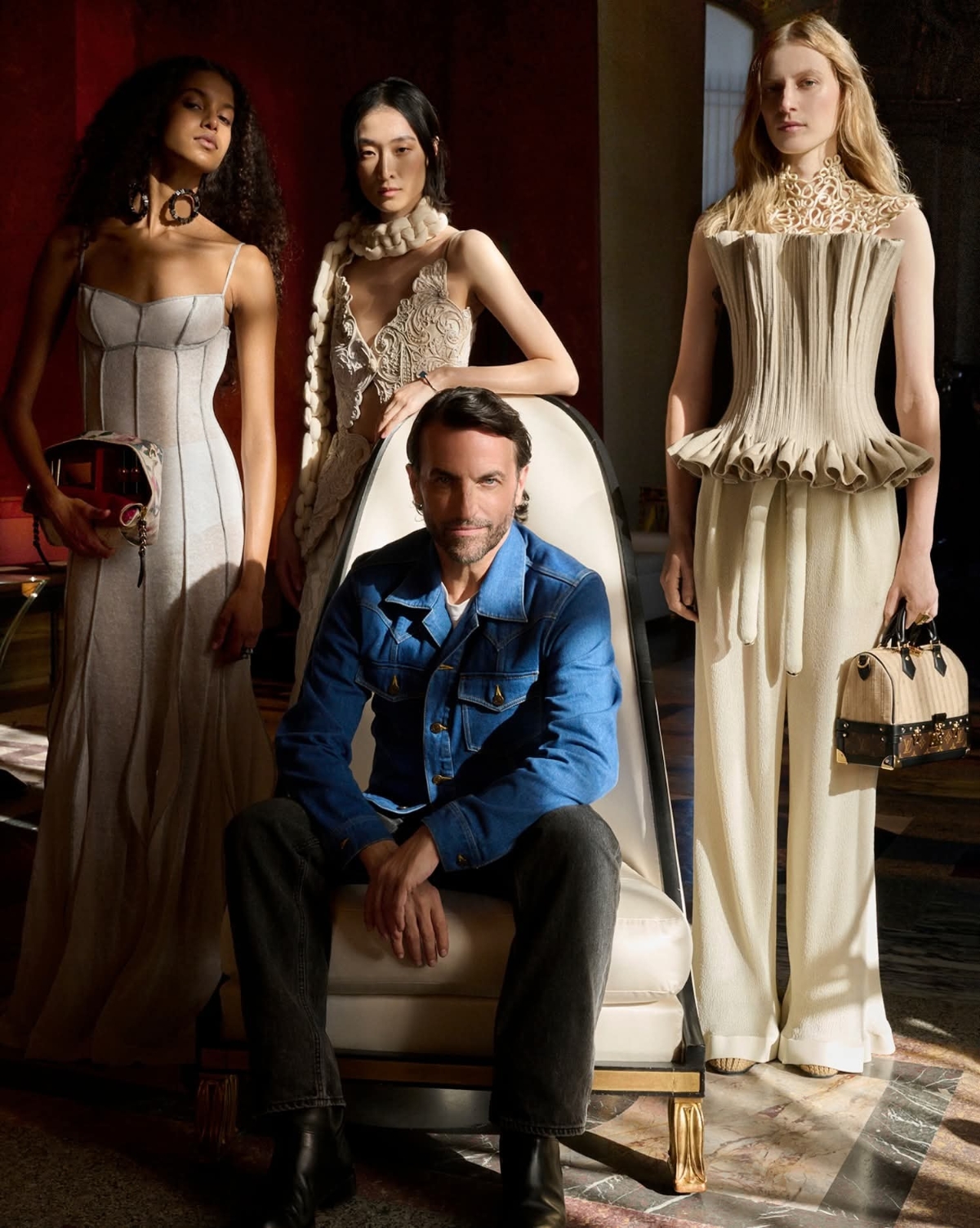 Giám đốc sáng tạo Nicolas Ghesquière giới thiệu bộ sưu tập mới cho Louis Vuitton.