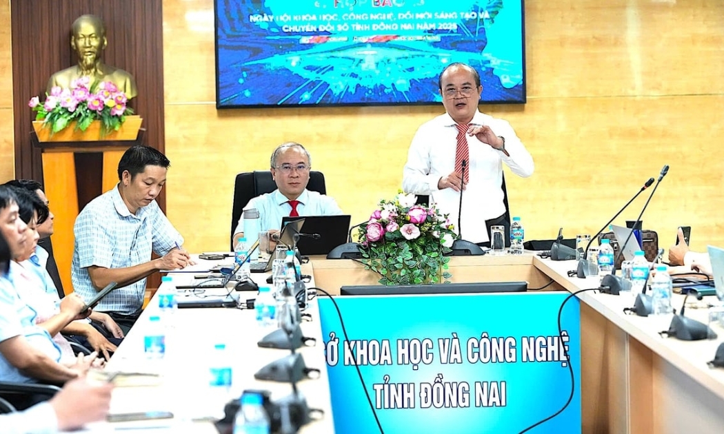 Hai Phó giám đốc Sở Khoa học và Công nghệ tỉnh Đồng Nai: ông Võ Hoàng Khai và ông Nguyễn Minh Quang cùng chủ trì họp báo sự kiện Techfest Đồng Nai 2025.