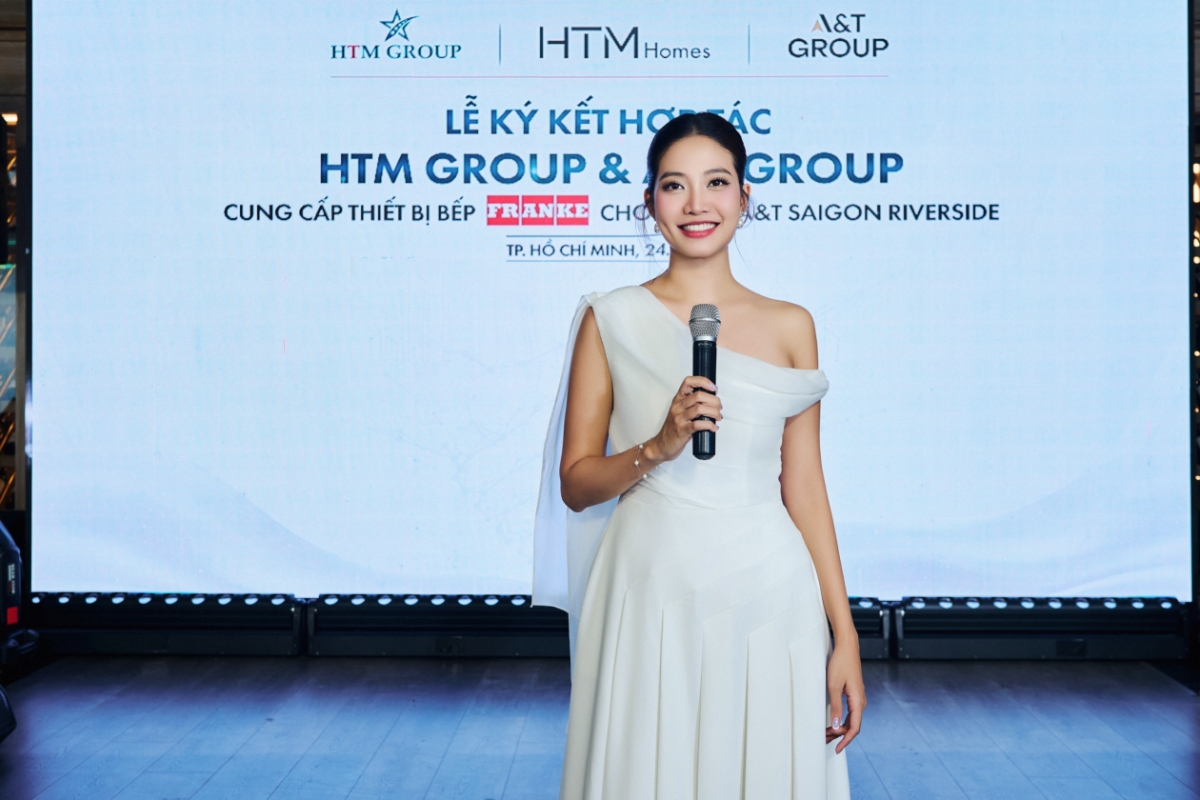 Hoa hậu Biển - MC Ninh Hoàng Ngân ghi điểm với khả năng dẫn dắt chuyên nghiệp tại Lễ ký kết hợp tác giữa HTM Group & A&T Group.