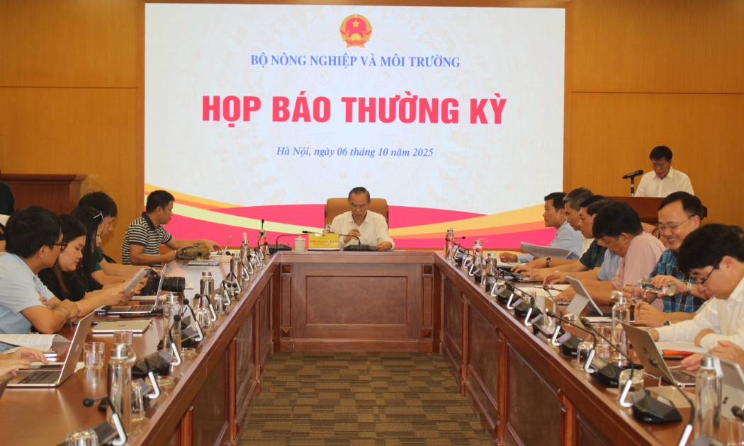 Thứ trưởng Phùng Đức Tiến chủ trì họp báo