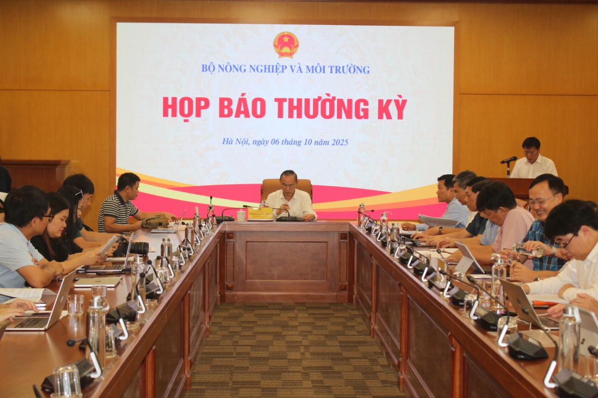 Thứ trưởng Phùng Đức Tiến chủ trì họp báo