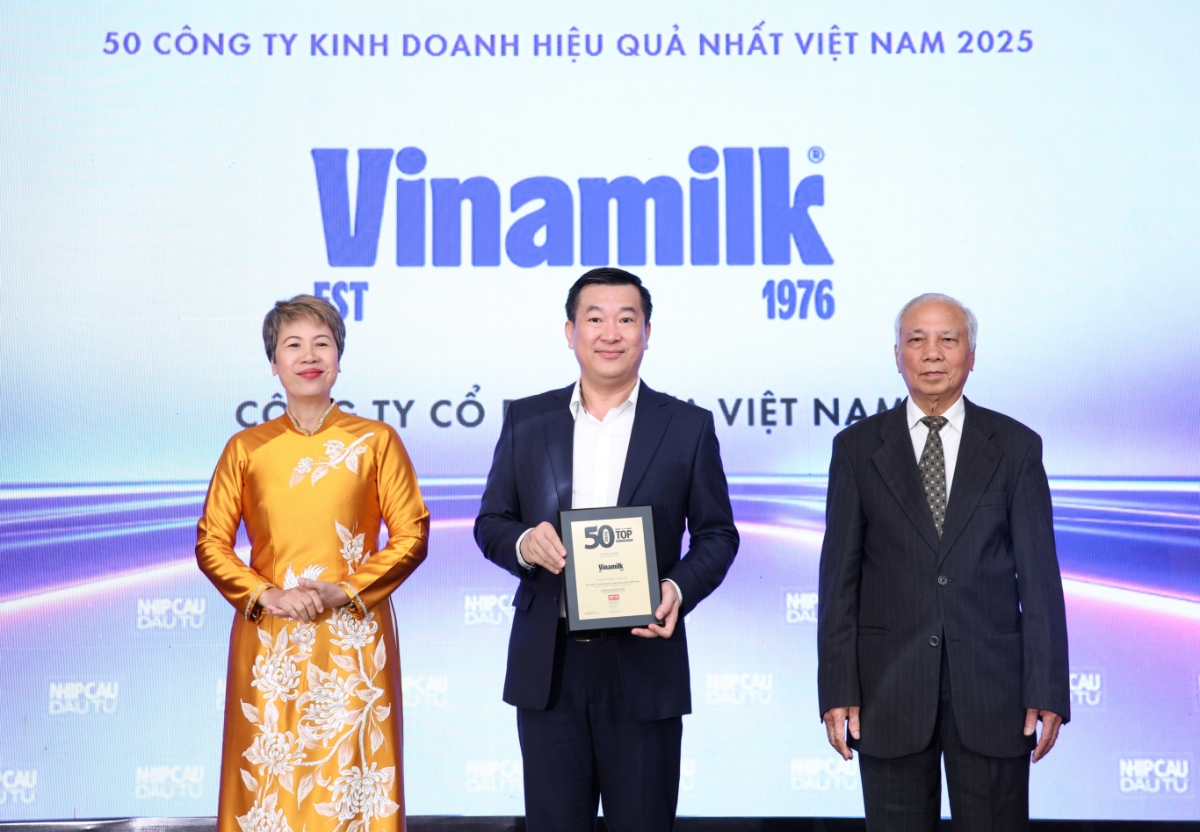 Đại diện Vinamilk - Ông Đỗ Thanh Tuấn, Giám đốc Đối ngoại - nhận vinh danh Top 50 Công ty kinh doanh hiệu quả nhất Việt Nam 2025 – Ảnh: Nguyễn Hoàng.