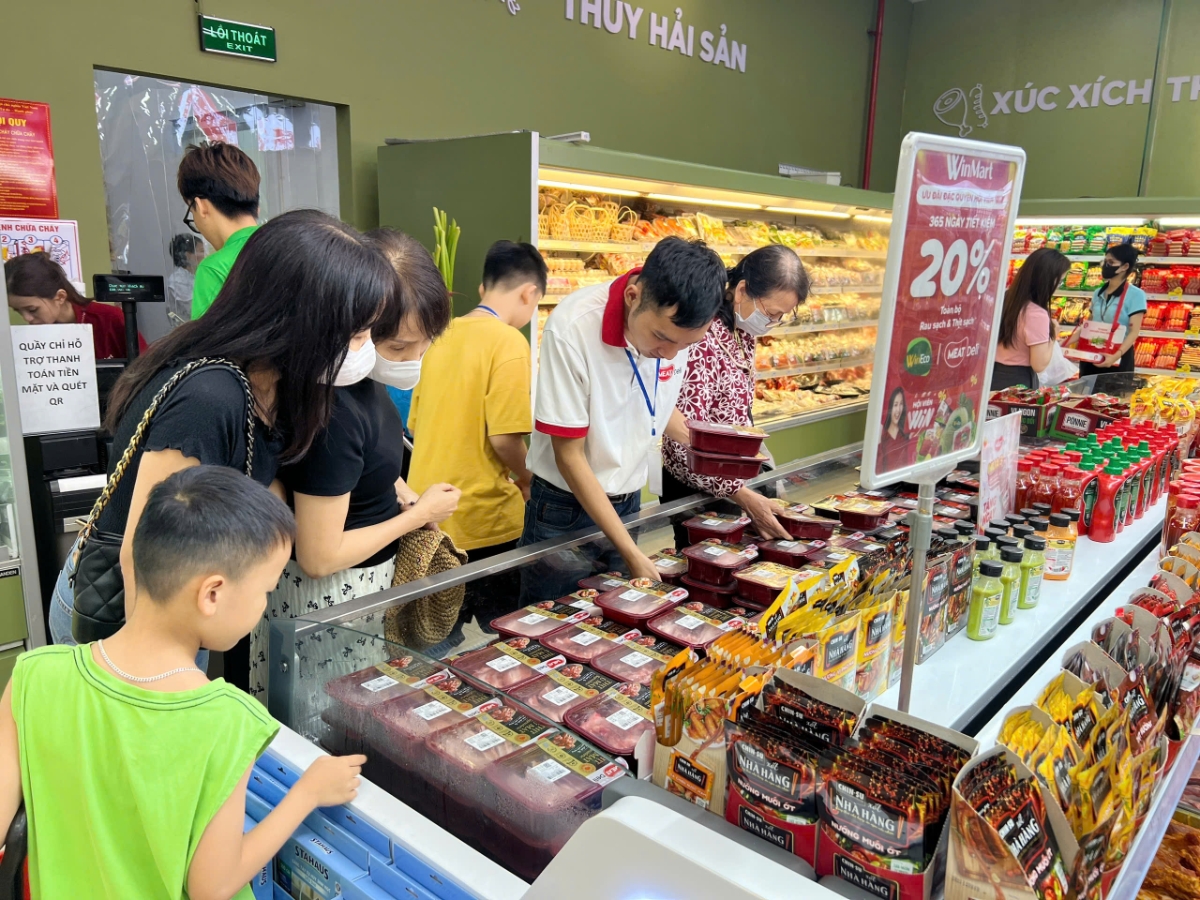 Người tiêu dùng chọn mua thịt ủ mát MEATDeli tại hệ thống siêu thị WinMart WinMart+.